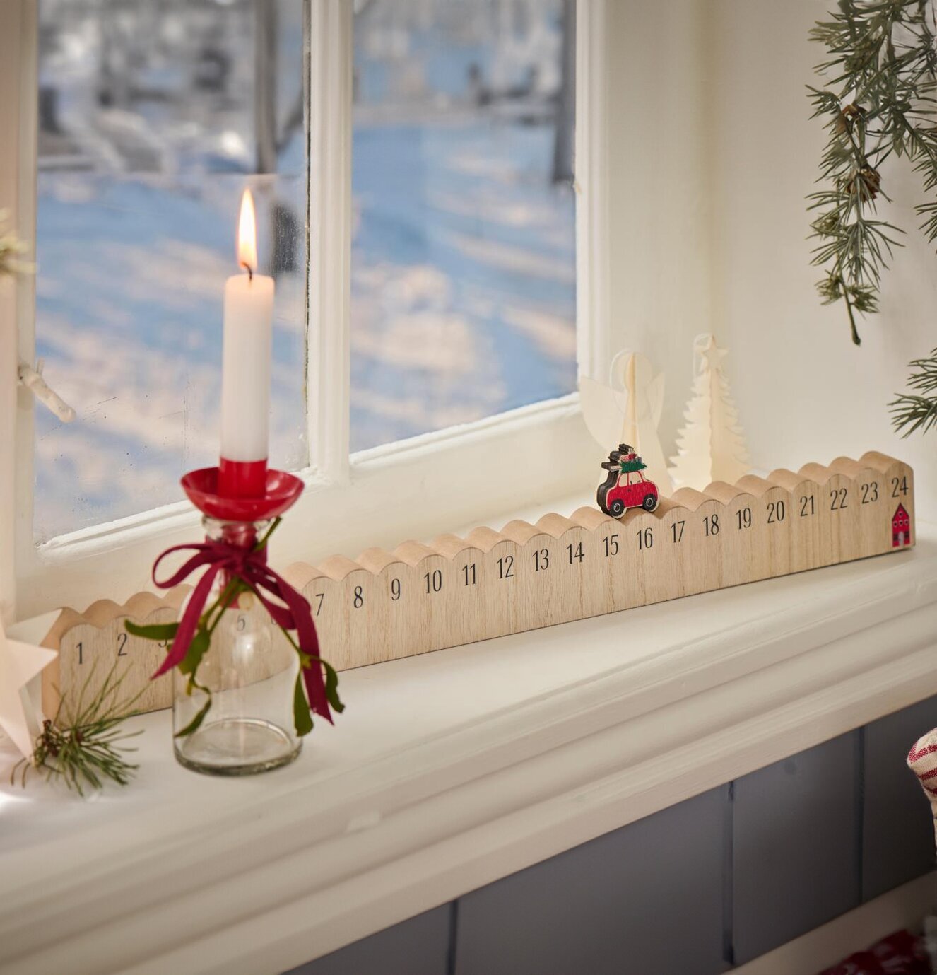 Julkalender 1-24 från IB Laursen på en vit fönsterbräda