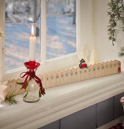 Foto av julkalender och vinterdekorationer i fönster