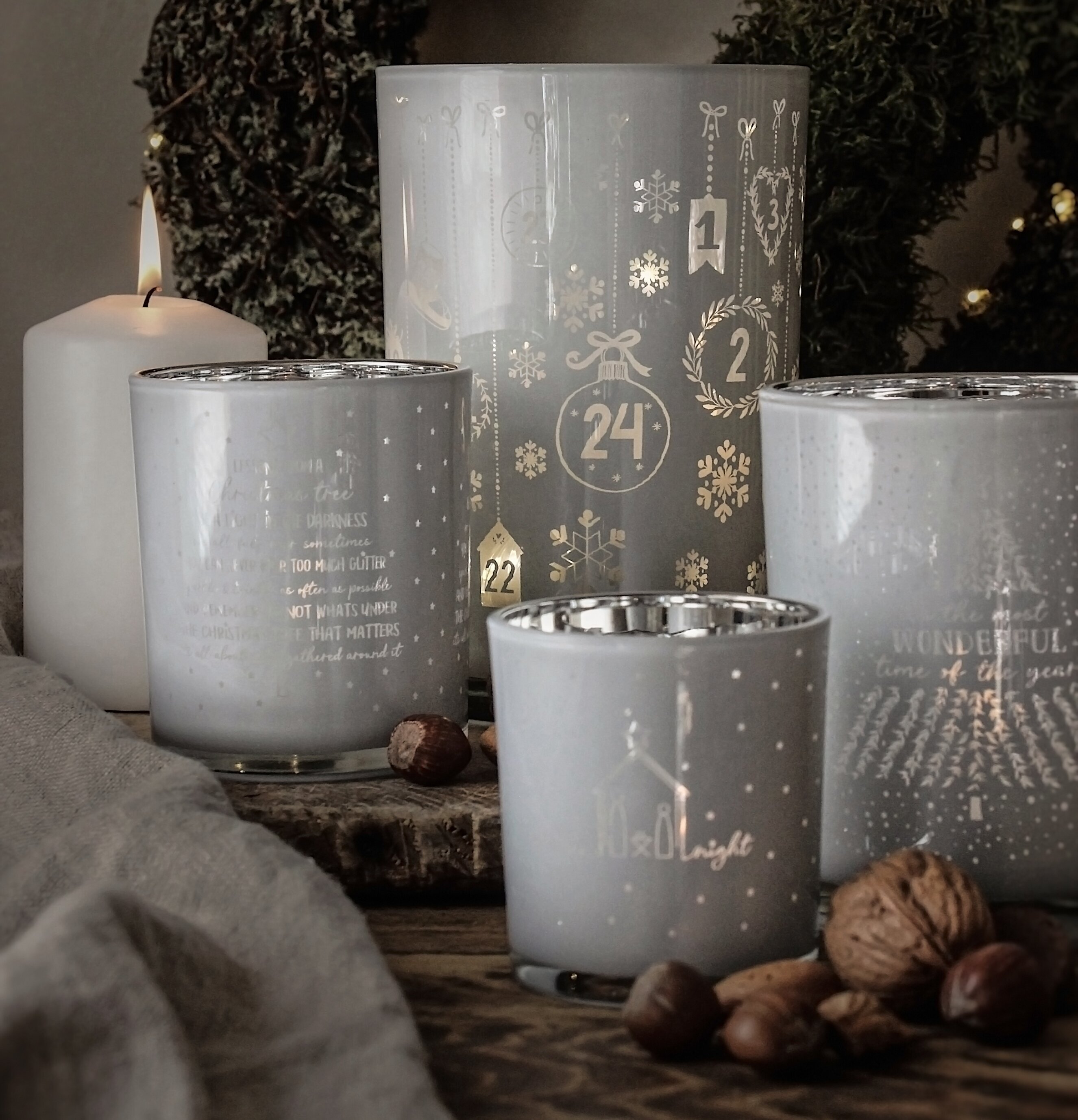 Ljuslykta Holy Night - Majas Cottage, grå lykta med silvermotiv