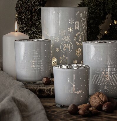 Bild av julig scen med ljuslyktor och dekorationer