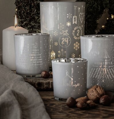 Bild av harmonisk juldekoration med ljuslyktor