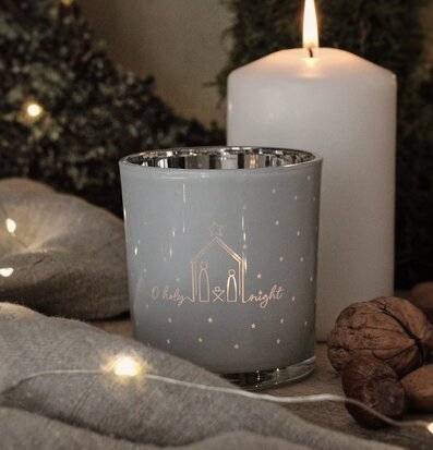 Bild av stämningsfull scen med ljus och naturinslag