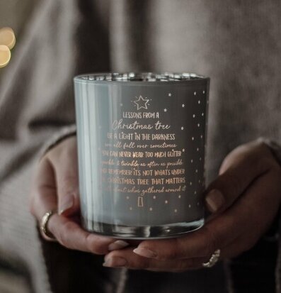 Foto av stämningsfull ljuslykta med poetisk design