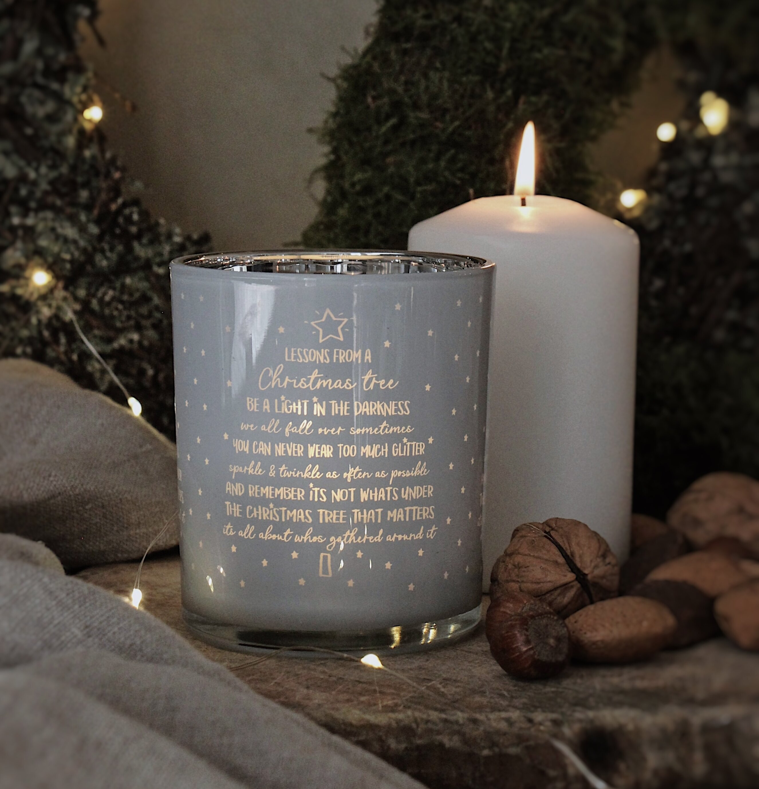 Bild av julstämning med ljuslykta och dekorationer