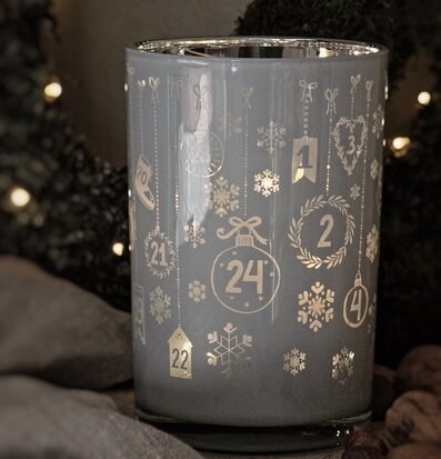 Foto av vacker ljuslykta med julmotiv och detaljer