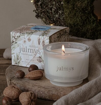 Bild av stämningsfullt doftljus och juldekorationer