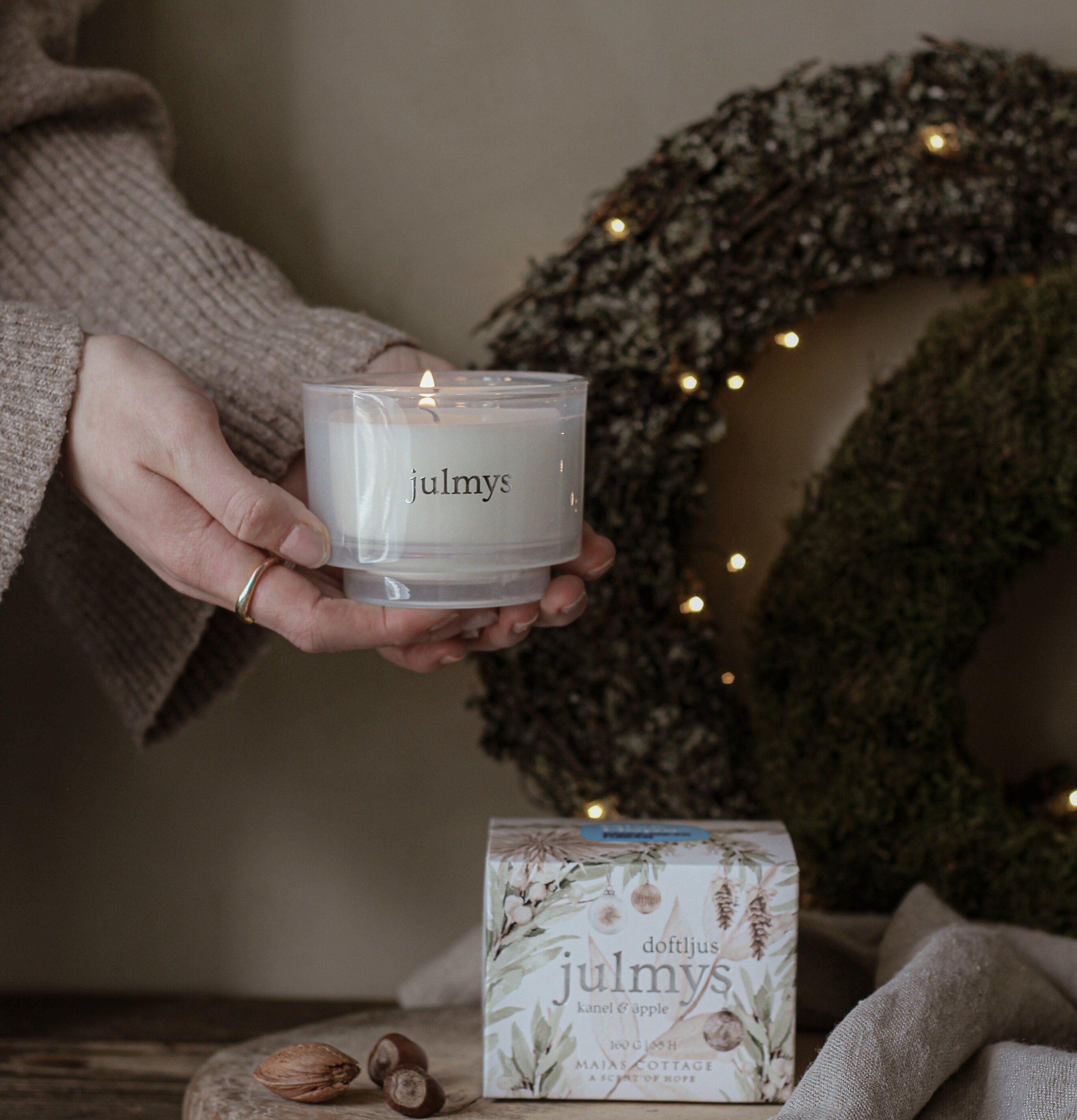 Doftljus Julmys Äpple/Kanel från Majas Cottage på träbord
