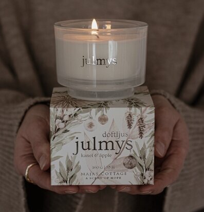 Bild av doftljus med julstämning och vinterdesign