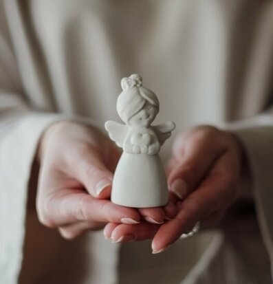 Bild av en ängel i händer, symbol för lugn och skydd