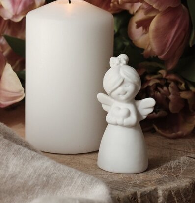 Bild av harmonisk komposition med ängel och ljus