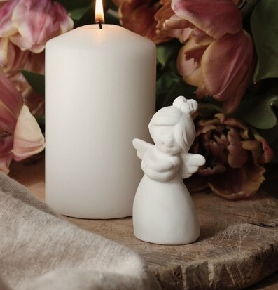 Bild med ljus, ängel och tulpaner i harmonisk stil