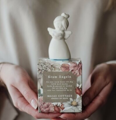 Foto av kvinna med dekorativ förpackning och ängel