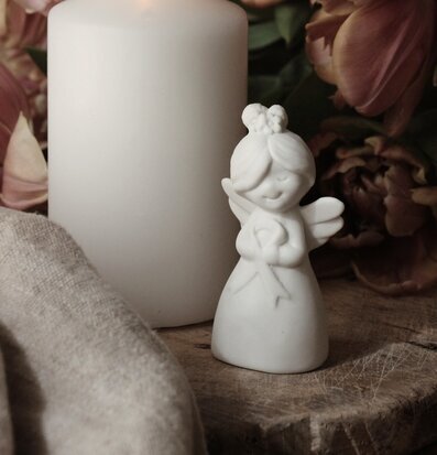 Bild av harmonisk miljö med ängel och tulpaner