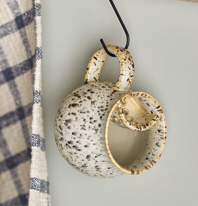 Bild av mugg i stengods med rustik och jordnära stil