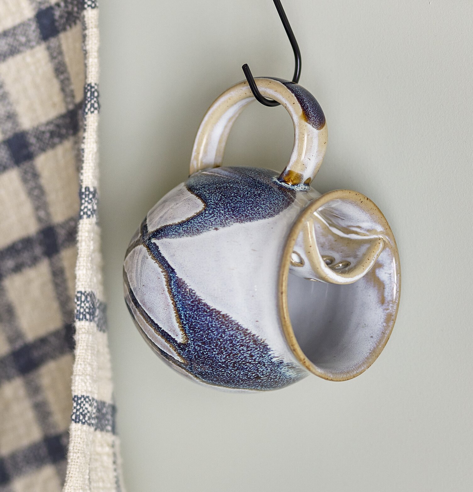 Bild av elegant stengodsmugg med kräm och blå glasering