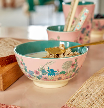 Bild av färgglad skål med blommönster och gulddetaljer