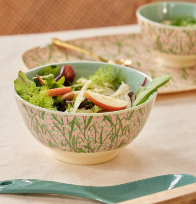 Bild av detaljrik bordsmiljö med färgglad sallad