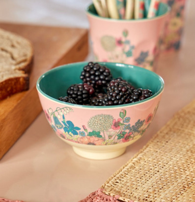 Bild av färgglad skål med björnbär och borddukning