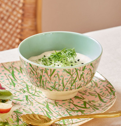 Bild av elegant bordsarrangemang med skål och sallad