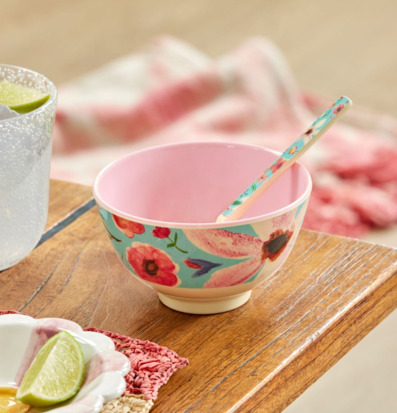 Bild av färgglad skål med blommönster och hemtrevlig dukning