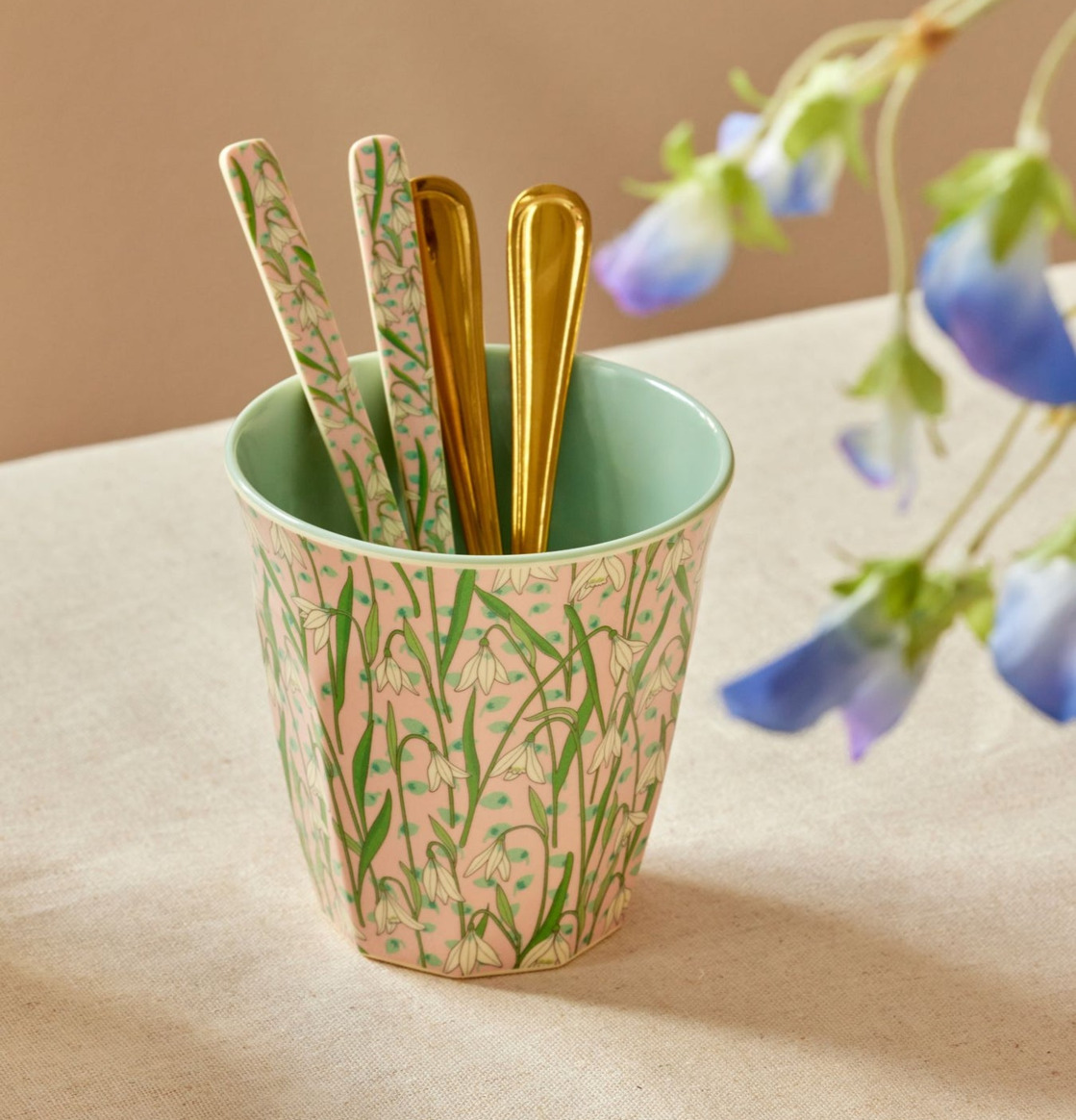 Melaminmugg New Snowdrop Print från Rice fylld med bestick