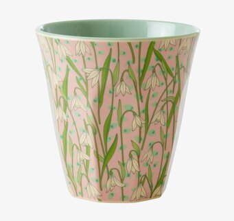 Bild av melaminmugg med snödroppsmönster och rosa bakgrund