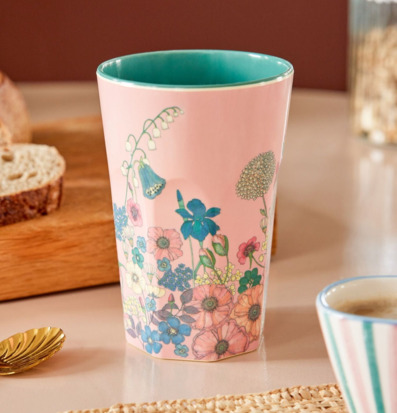 Bild av mugg med blommönster och hemtrevlig dukning