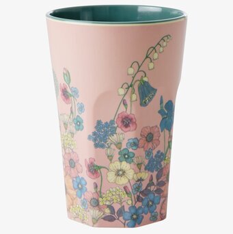 Bild av mugg med blommigt collage och rosa bakgrund