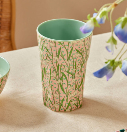 Bild av färgstark mugg med snödroppsmotiv