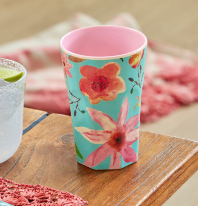 Bild av färgglad mugg med blommönster på träbord