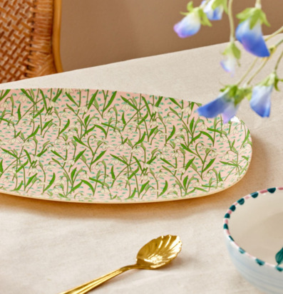 Bild av elegant dukat bord med blommotiv och bestick