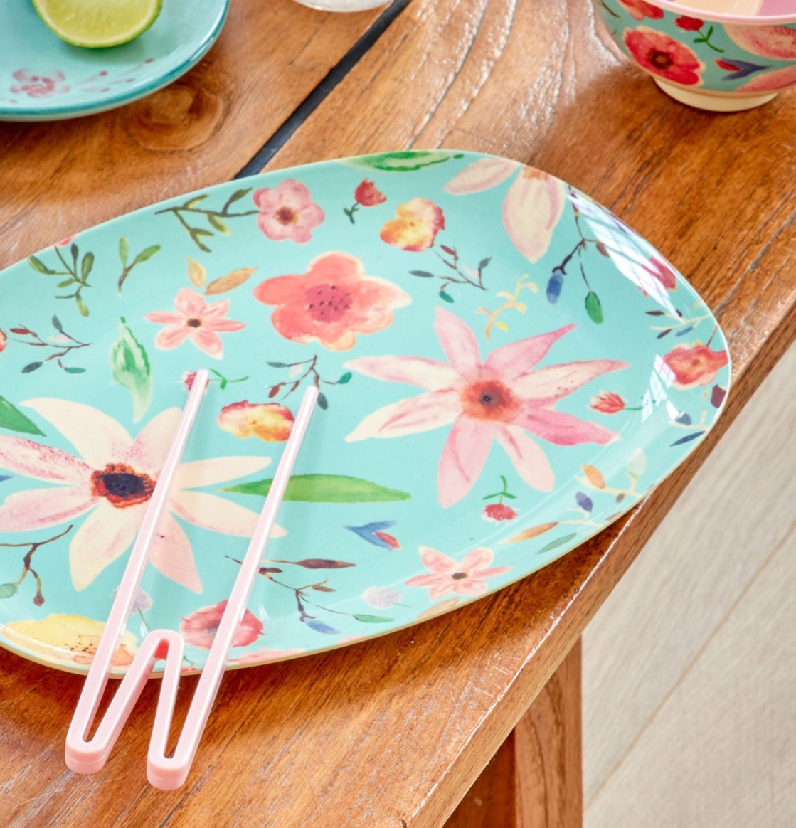 Tallrik Selma Flower Print från Rice på ett träbord