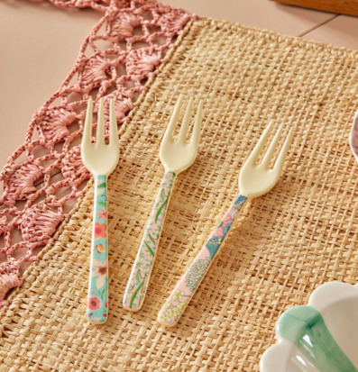 Bild av tårtgafflar på rustik duk med pastellfärger