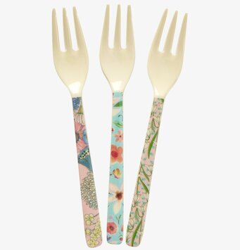 Bild av tre livfulla tårtgafflar med blommiga mönster