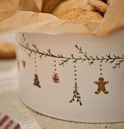 Bild av nostalgisk plåtburk med juldekorationer