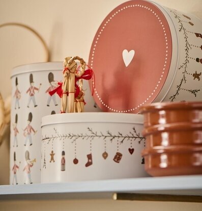 Foto av nostalgisk julstämning med dekorerade burkar