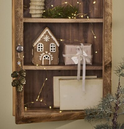 Bild av julinspirerad hyllinredning med ljusslingor