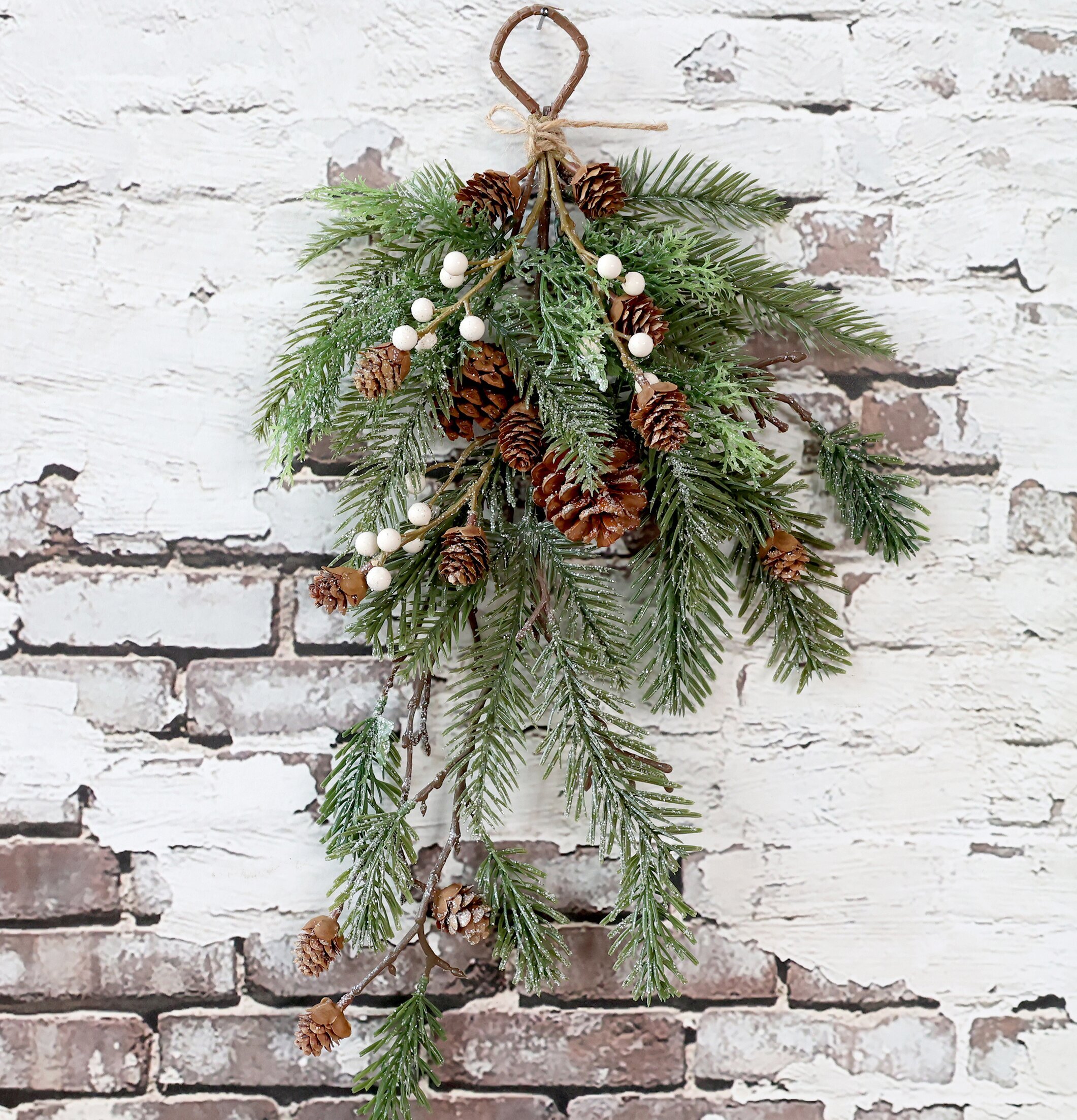 Fleur Gran Med Kottar från Chic Antique på vit tegelvägg