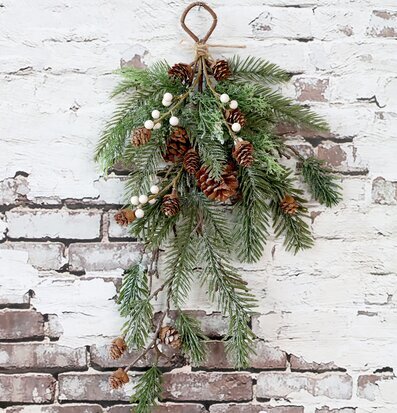 Foto av naturnära dekoration med grankvistar och kottar