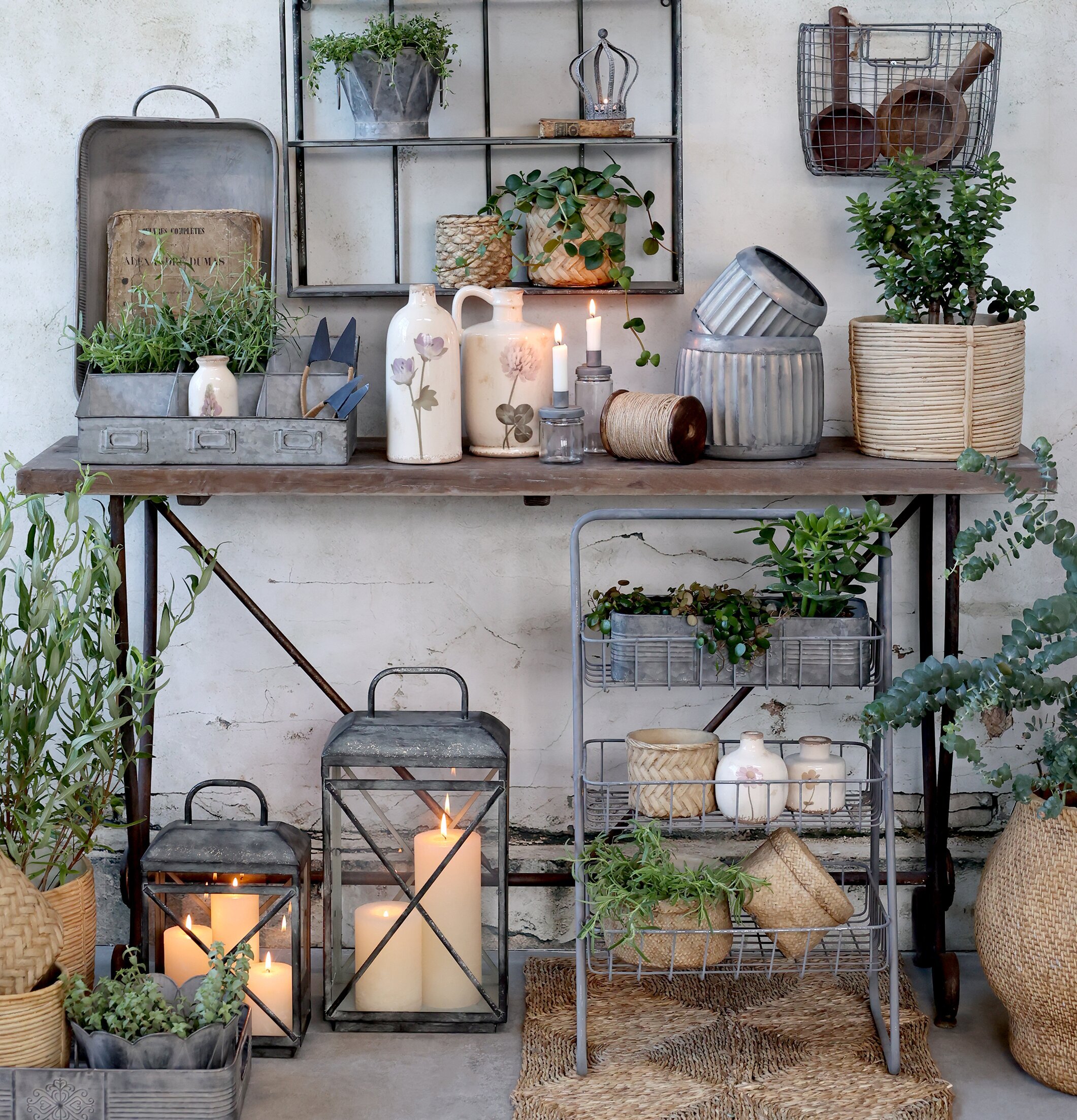 Etagere Antik Zink från Chic Antique med dekorativa föremål