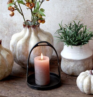 Bild av elegant och tidlös inredning med ljusstake