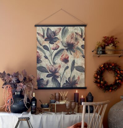 Foto av elegant interiör med blommotiv och dekorationer