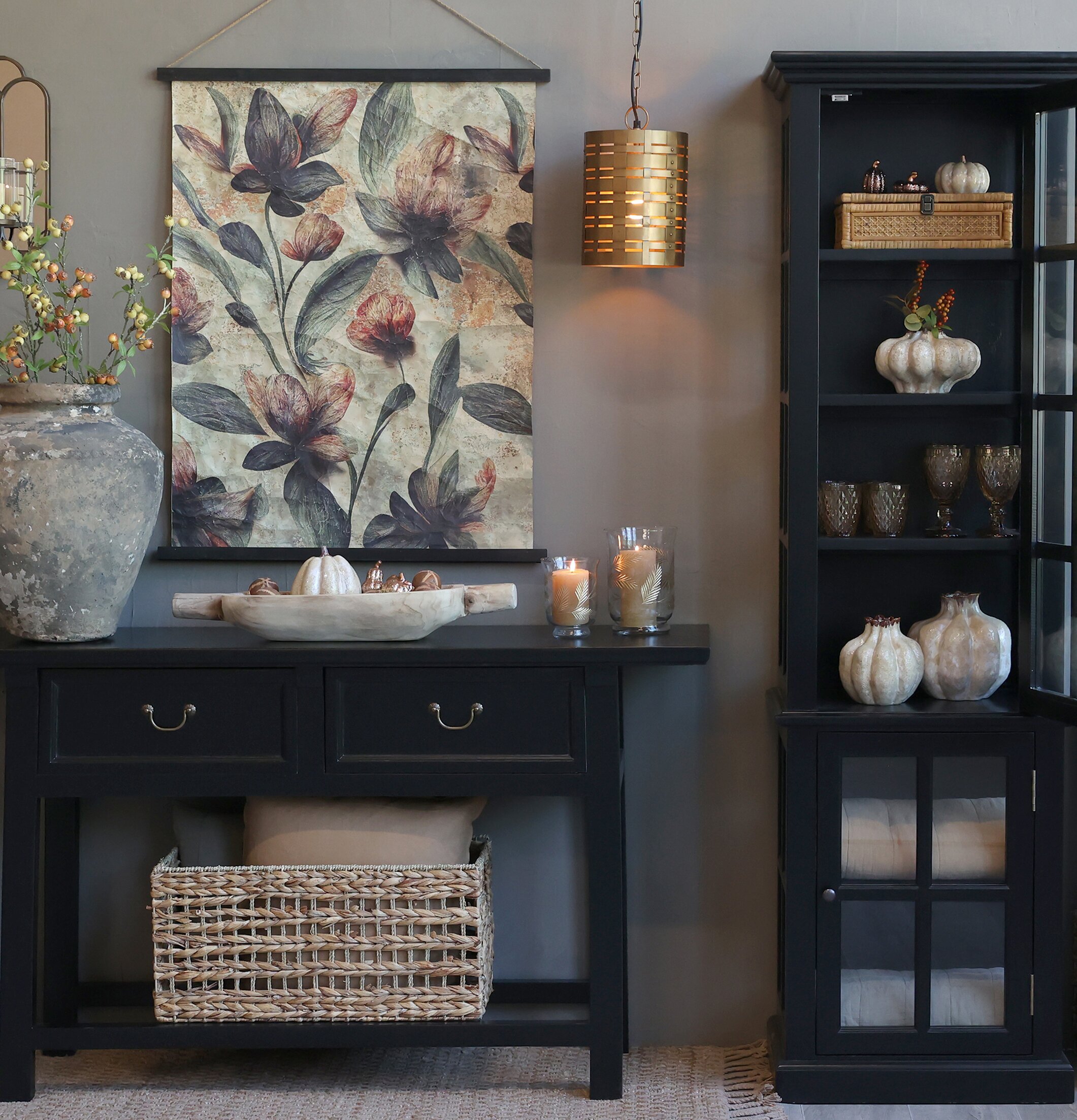 Canvastavla Blommor från Chic Antique över sidobord