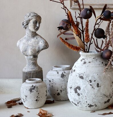 Bild av stilfull inredning med antik skulptur och vaser