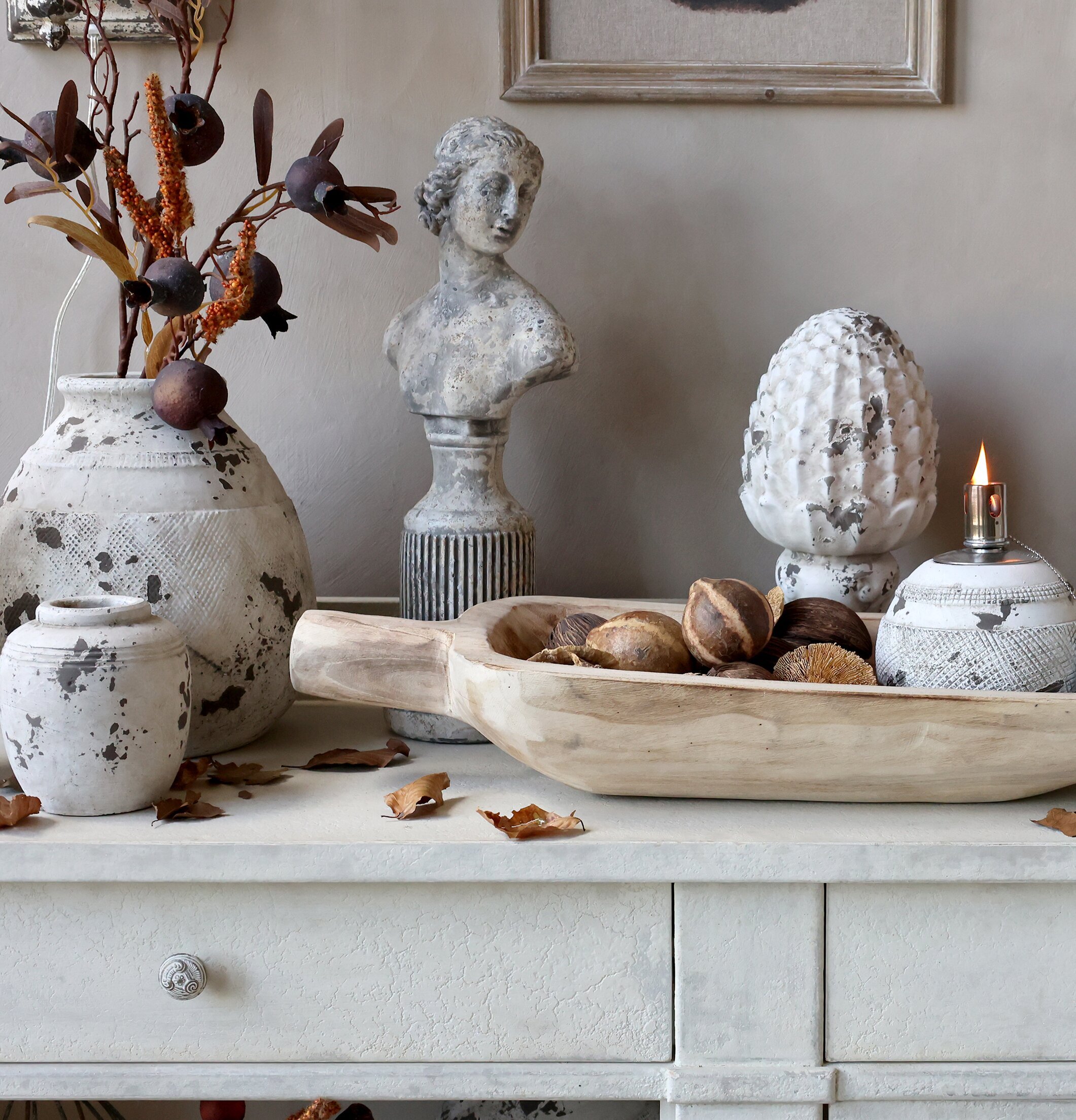 Staty Byst Femme Antikgrå från Chic Antique på antikt bord