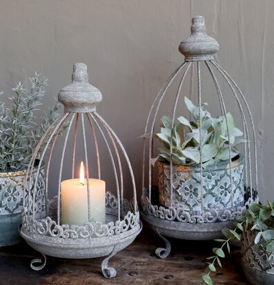 Bild av elegant arrangemang med ljus och växtstativ