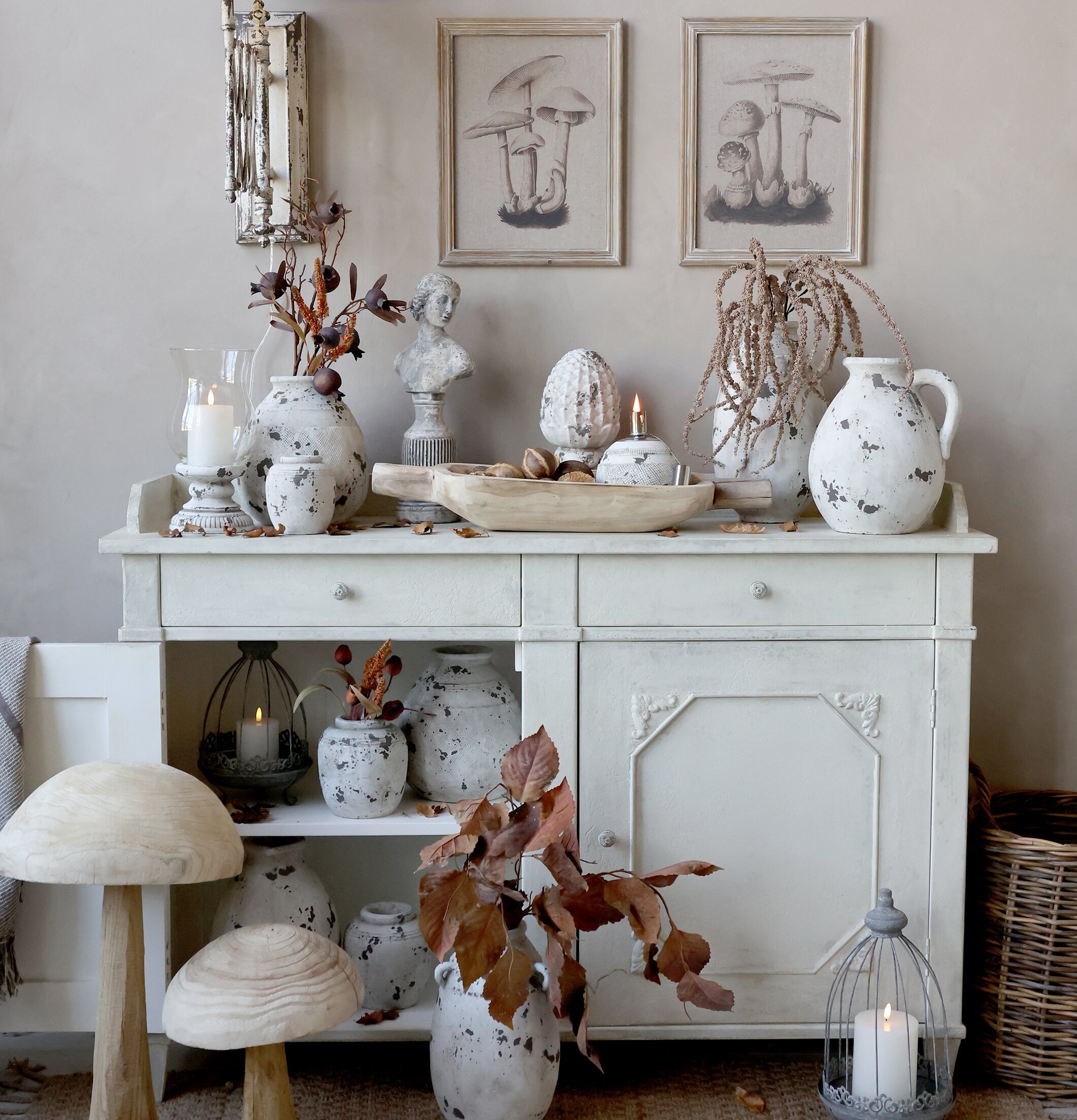 Ljus/Blomstativ Med Fat från Chic Antique i rustik miljö