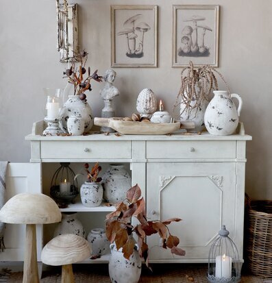 Bild av elegant och harmonisk interiör med dekorationer