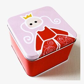 Bild av röd box med prinsessmotiv och lekfull design