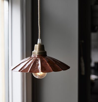 Bild av stilfull fönsterlampa i terrakotta design